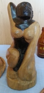 Mujer desnuda. Escultura en madera. Origen Cuba