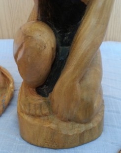 Mujer desnuda. Escultura en madera. Origen Cuba