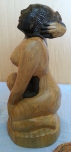 Mujer desnuda. Escultura en madera. Origen Cuba