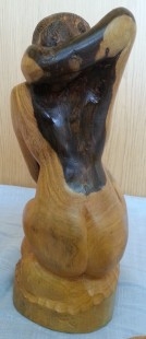 Mujer desnuda. Escultura en madera. Origen Cuba