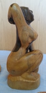 Mujer desnuda. Escultura en madera. Origen Cuba