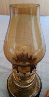 Quinqué en vidrio ámbar. Años 70. Pequeño tamaño. Muy bonito