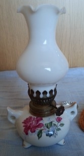 Quinqué en cerámica. Años 70. Pequeño tamaño. Muy bonito