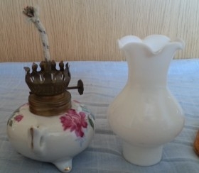 Quinqué en cerámica. Años 70. Pequeño tamaño. Muy bonito