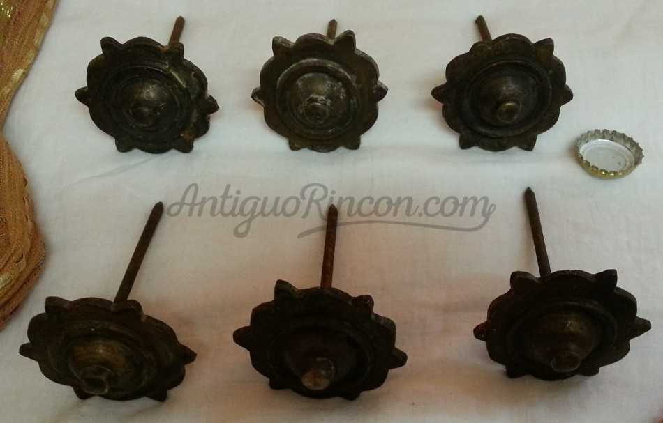 Clavos en bronce. Antiguos y rústicos. Preciosos. 6 unidades.