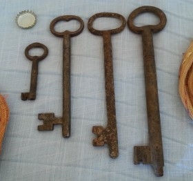 Llaves centenarias. Originales. Manojo de 4 llaves. Estilo medieval.