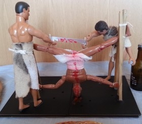 Serrando cuerpos. Miniatura estilo sado-gore. Recreación de aparatos de tortura medievales.