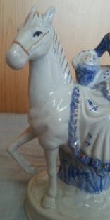 Dama sobre caballo. Preciosa figura de porcelana