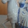 Dama sobre caballo. Preciosa figura de porcelana