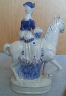 Dama sobre caballo. Preciosa figura de porcelana