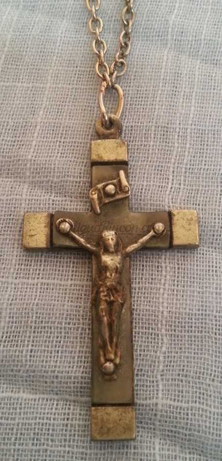 Crucifijo colgante en metal. Crucifijo colgante en metal.