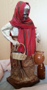 Escultura de vieja aguadora en papel maché. Preciosa.