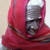 Escultura de vieja aguadora en papel maché. Preciosa.