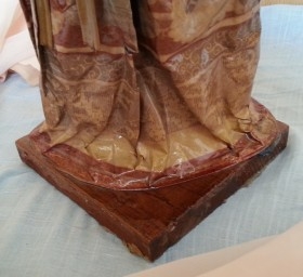 Escultura de vieja aguadora en papel maché. Preciosa.
