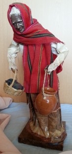 Escultura de vieja aguadora en papel maché. Preciosa.