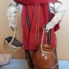 Escultura de vieja aguadora en papel maché. Preciosa.
