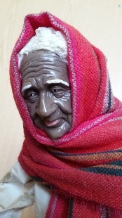 Escultura de vieja aguadora en papel maché. Preciosa.