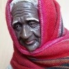 Escultura de vieja aguadora en papel maché. Preciosa.