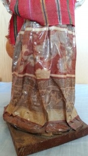 Escultura de vieja aguadora en papel maché. Preciosa.