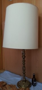 Lámpara de mesa en bronce. Años 60-70. Fuerte y pesada. Funcionando.