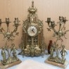 Reloj de mesa y dos candelabros en bronce.