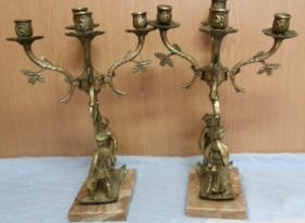 Reloj de mesa y dos candelabros en bronce.