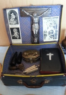 Maletín de exorcista vintage. Compuesto por varios objetos