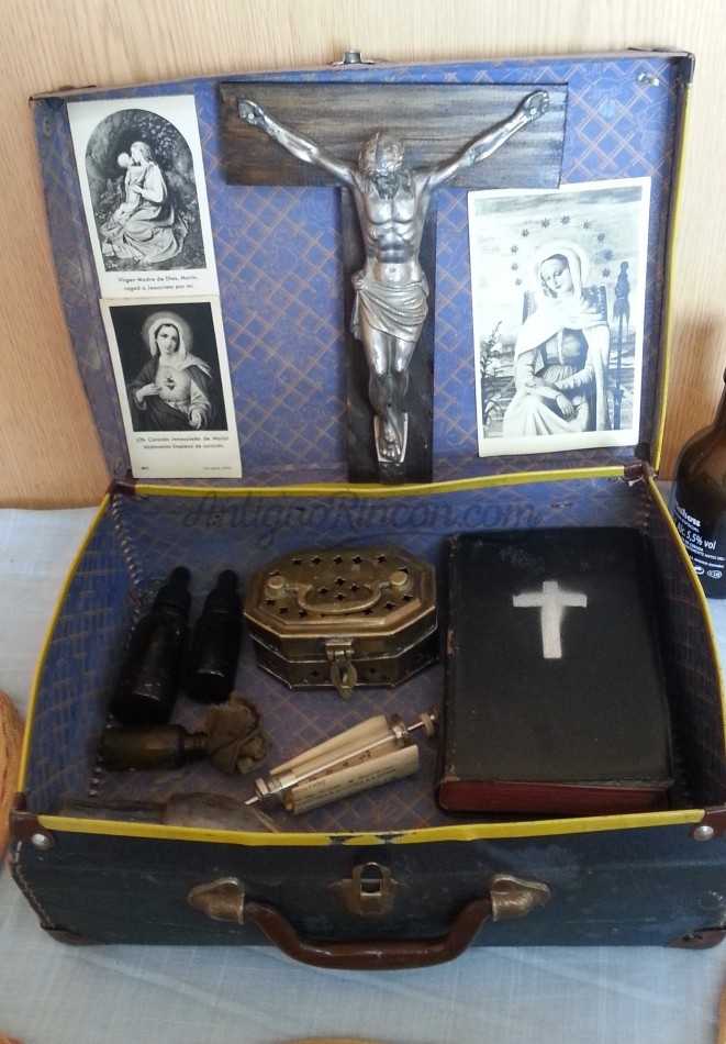 Maletín de exorcista vintage. Compuesto por varios objetos Maletín de exorcista vintage. Compuesto por varios objetos