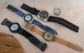 Relojes de pulsera. Lote de 4 relojes para piezas y recambios. Decoración.