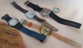 Relojes de pulsera. Lote de 4 relojes para piezas y recambios. Decoración.