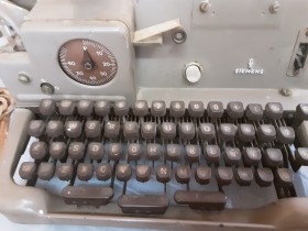 Máquina TELETIPO de la marca SIEMENS. Años 60. NO funciona.