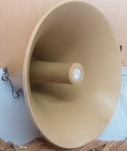 Altavoz antiguo de pared. Forma de campana. Años 70. Plástico duro.