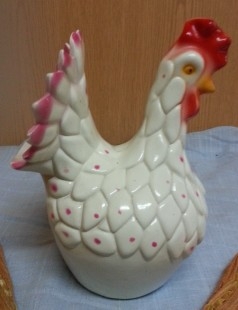 Florero vintage en cerámica con forma de gallina