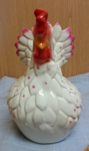 Florero vintage en cerámica con forma de gallina