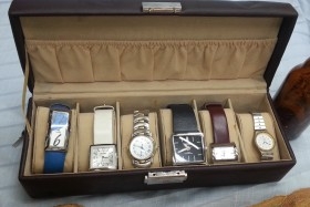 Caja relojero con seis relojes de mujer.