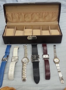 Caja relojero con seis relojes de mujer.
