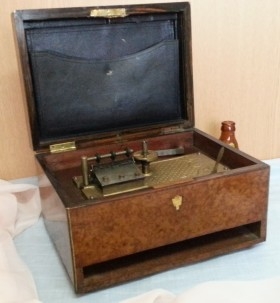 Caja de música centenaria. Fabricada en los años 20.