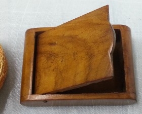 Caja cerillera en madera. Fabricada en los años 70