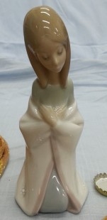 LLADRÓ. Niña arrodillada con manos en el pecho. Maravillosa porcelana auténtica.