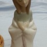 LLADRÓ. Niña arrodillada con manos en el pecho. Maravillosa porcelana auténtica.