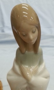 LLADRÓ. Niña arrodillada con manos en el pecho. Maravillosa porcelana auténtica.