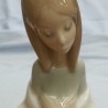 LLADRÓ. Niña arrodillada con manos en el pecho. Maravillosa porcelana auténtica.