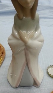 LLADRÓ. Niña arrodillada con manos en el pecho. Maravillosa porcelana auténtica.