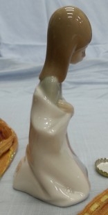 LLADRÓ. Niña arrodillada con manos en el pecho. Maravillosa porcelana auténtica.