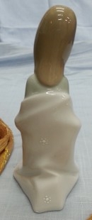 LLADRÓ. Niña arrodillada con manos en el pecho. Maravillosa porcelana auténtica.