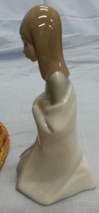 LLADRÓ. Niña arrodillada con manos en el pecho. Maravillosa porcelana auténtica.