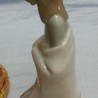 LLADRÓ. Niña arrodillada con manos en el pecho. Maravillosa porcelana auténtica.