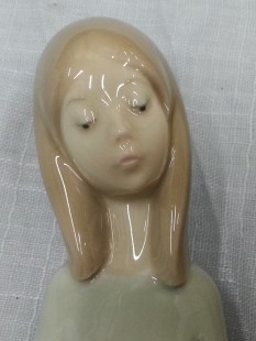 LLADRÓ. Niña arrodillada con manos en el pecho. Maravillosa porcelana auténtica.