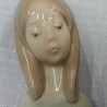 LLADRÓ. Niña arrodillada con manos en el pecho. Maravillosa porcelana auténtica.