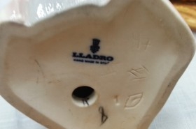 LLADRÓ. Niña arrodillada con manos en el pecho. Maravillosa porcelana auténtica.